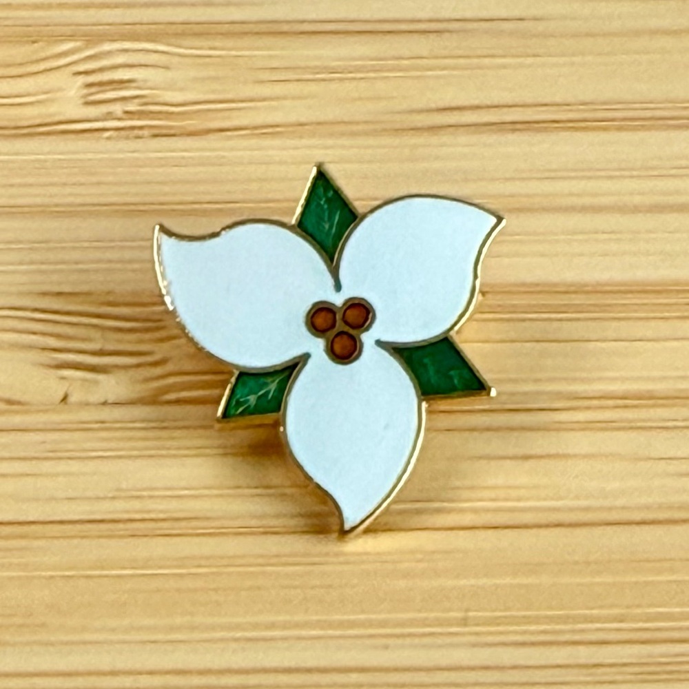 Vintage 1970’s Ontario’s Trillium Flower White Enamel/Gold Lapel Pin Signed AT